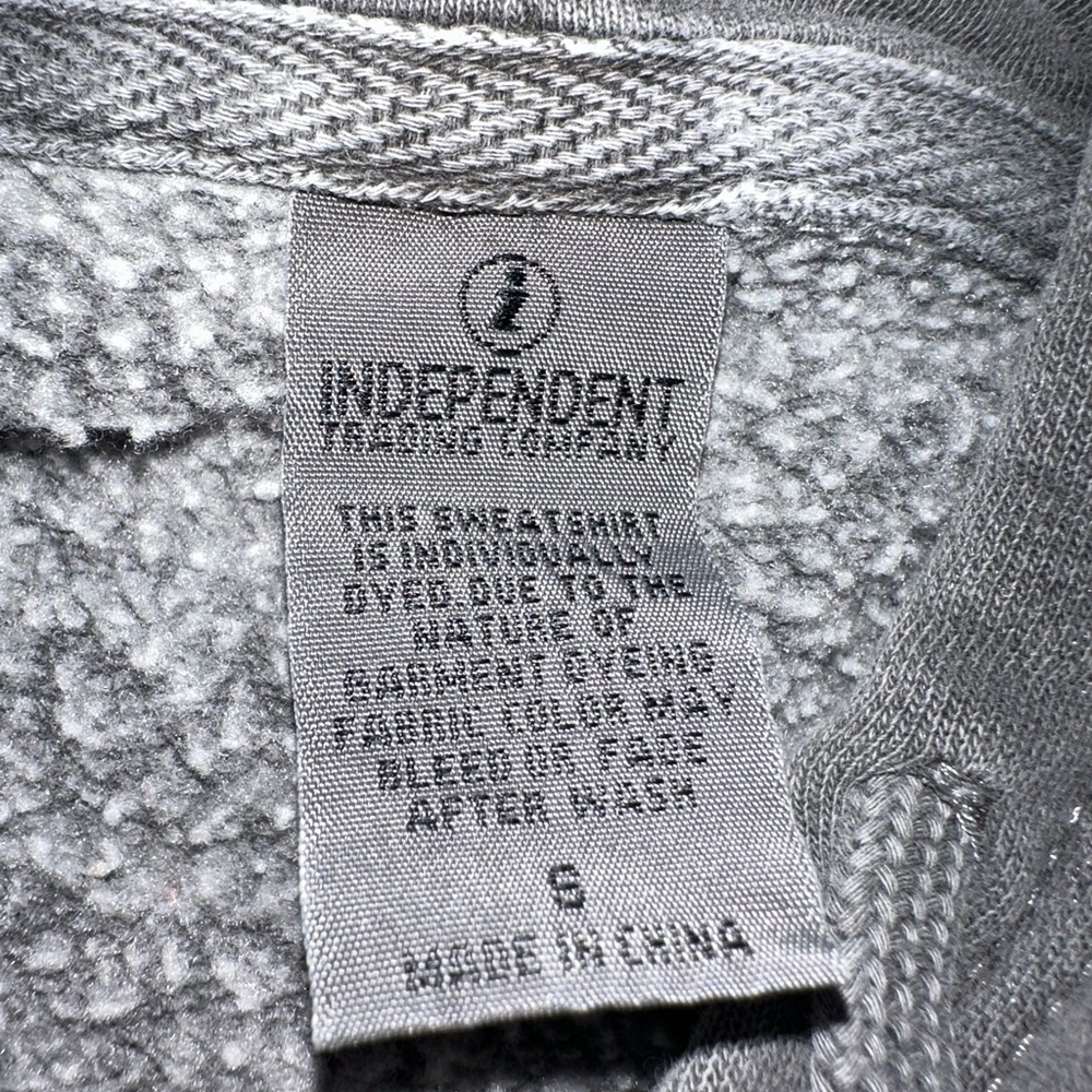 TAKING BACK SUNDAY BAND SWEATER - Picture 5 of 5